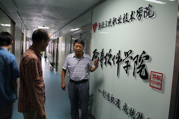 校長游敏（右一）、董事長陳相陽（右二）查看教學(xué)場所